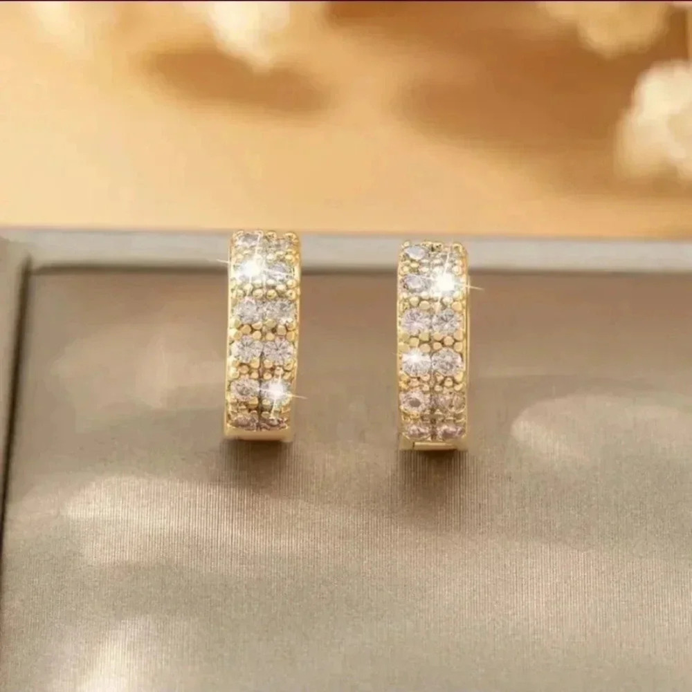 Exquisite Cubic Zirconia Hoop Huggie Earrings 14K Gold Plated Glitter. NWT